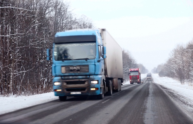 Из-за снегопадов в Киевской области собираются ограничить движение грузовиков