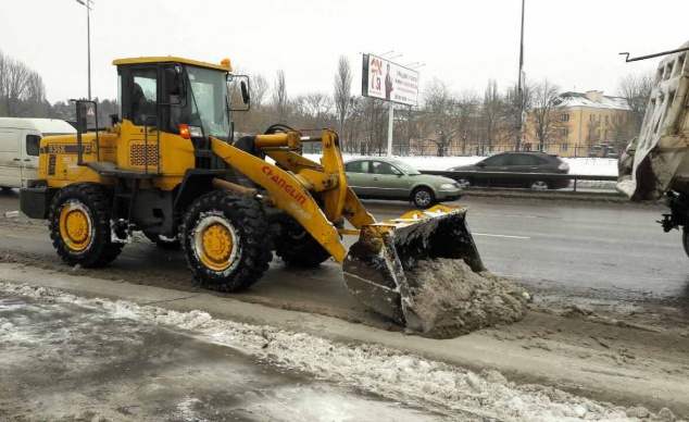 У коммунальщиков Киева еще одна забота - прочистить ливневую канализацию от снега (фото)