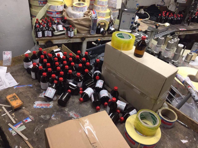 Киевские силовики “накрыли” в одесском подвале цех по производству контрафактного алкоголя