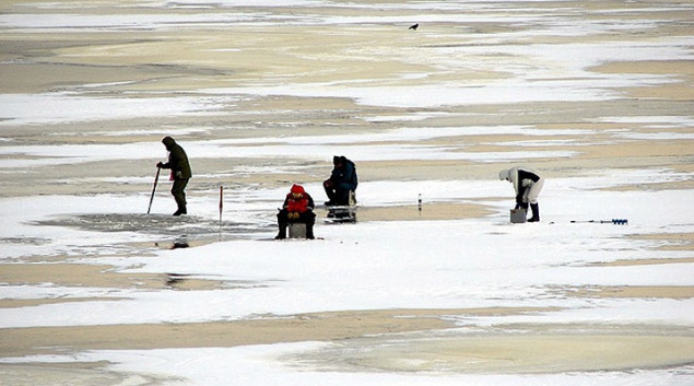Киевские водолазы опять спасали рыбаков с оторвавшейся льдины