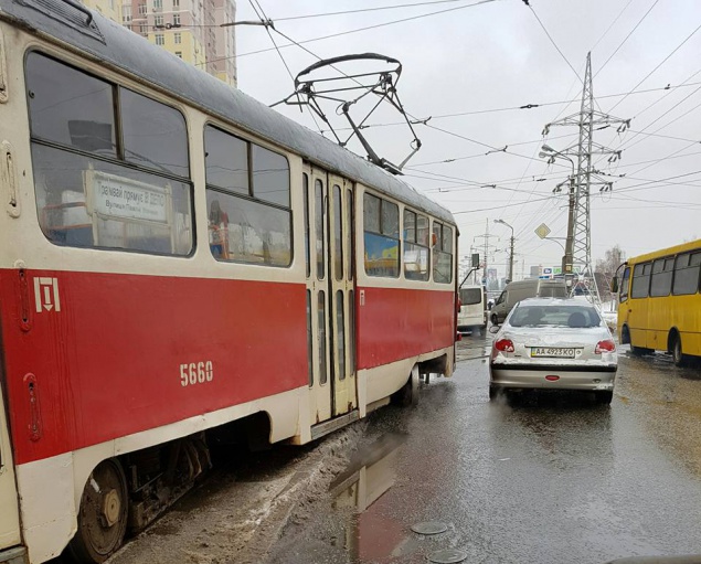 В Киеве трамвай сошел с рельс из-за нечищенных путей (фото)