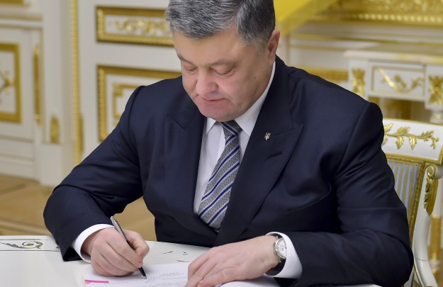 Петр Порошенко подписал “пенсионный закон” для участников АТО