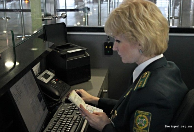 В аэропорту “Борисполь” пограничники поймали иностранцев с поддельными документами