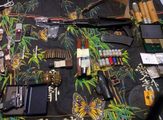 В квартире киевлянина полиция изъяла гранаты, оружие и наркотики (фото)