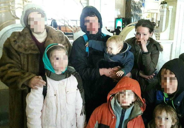 Киевские патрульные помогли женщине с 7 детьми, которых муж-тиран выгнал из дома