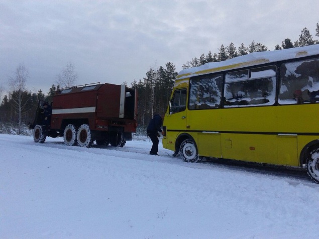 На Киевщине в дороге застрял школьный автобус с 20 детьми
