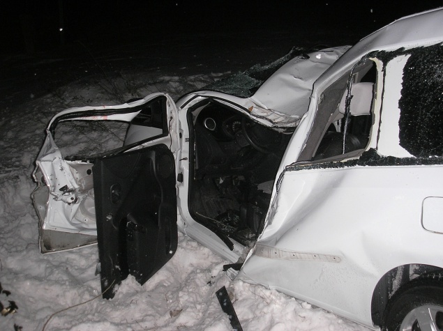 На Киевщине, врезавшись в дерево, погиб водитель “фургона” (фото)