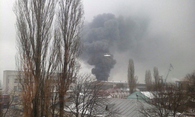 На Подоле в Киеве масштабный пожар на заводе (фото)