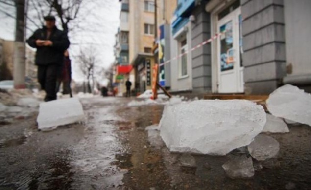 На Прорезной в Киеве сосулька с крыши разбила женщине голову