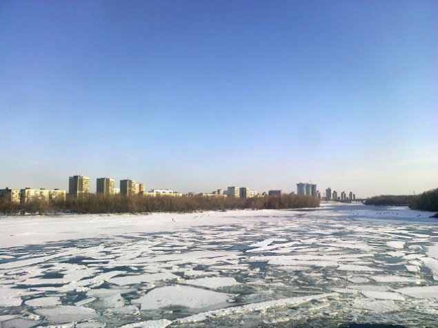 В Киеве на реке Десенка провалился под лед и утонул рыбак
