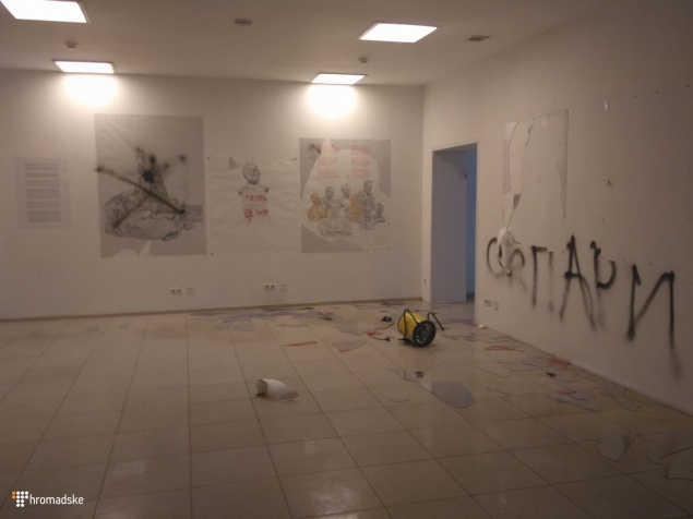 Неизвестные разгромили выставку художника Чичкана в Киеве