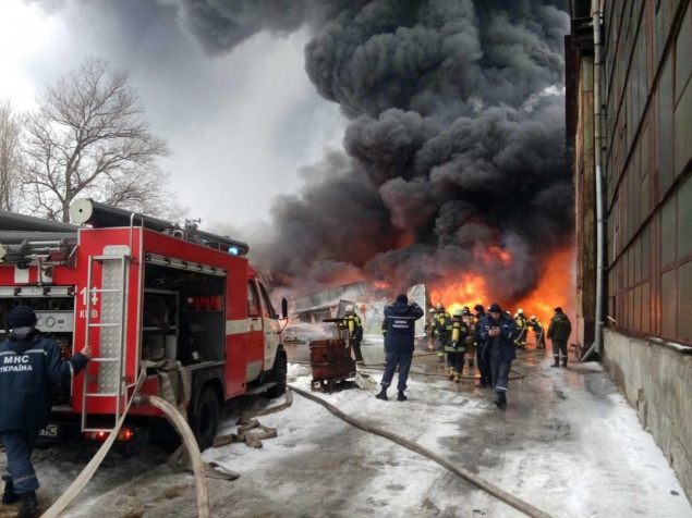 Заводской пожар на Подоле потушили -  сгорел склад с топливом (фото)
