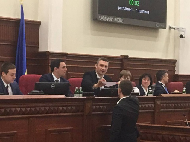Кличко вручили повестку в суд прямо на сессии Киевсовета (фото, видео)