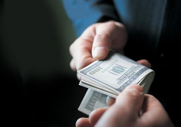 На взятке почти 6 тыс. долларов поймали киевского таможенника