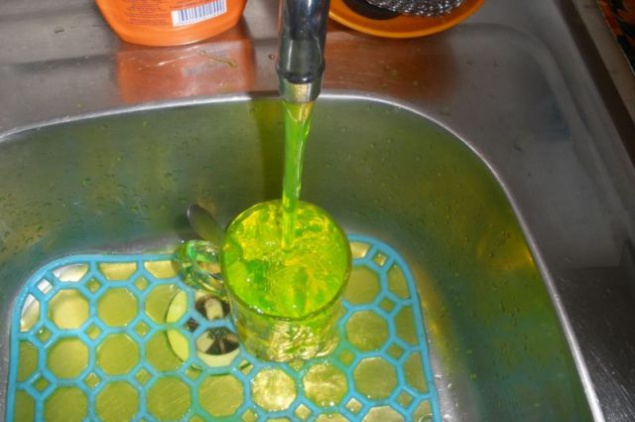 Из кранов киевлян потечет безвредная желто-зеленая жидкость