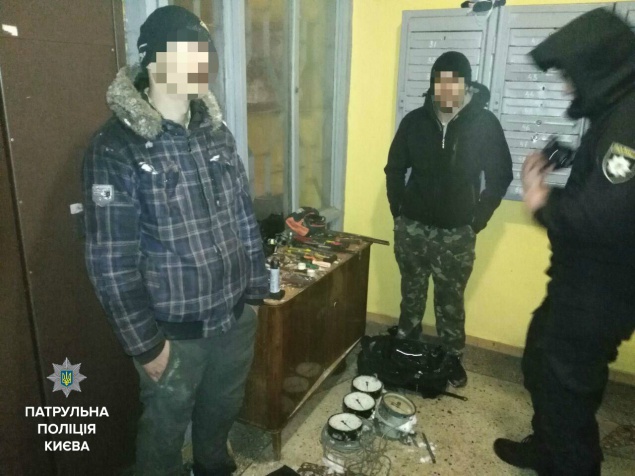 Двое мужчин отставили киевлян без “благ цивилизации” (фото)