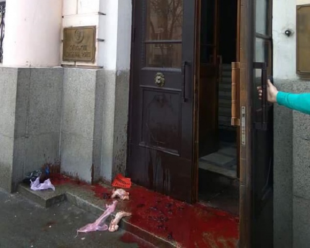 В Киеве двери института Национальной памяти облили краской, а на Вятровича пытались напасть (фото)