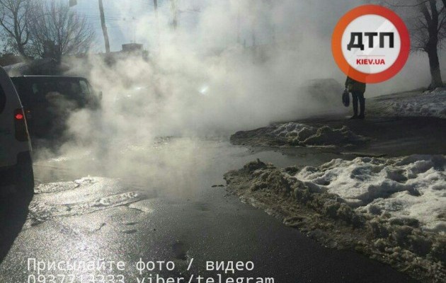 В Киеве из-за прорыва теплосетей возник “туман” из кипятка (фото, видео)
