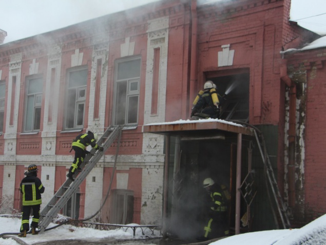 В Киеве едва не сгорел старый дом (фото)