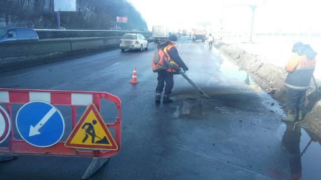 “Киевавтодор“ продолжил ”точечно” заделывать опасные ямы на дорогах