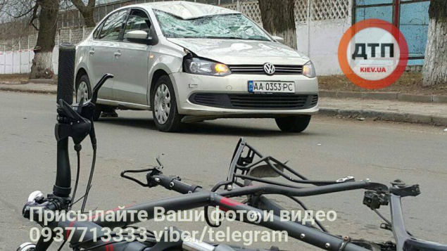 В Киеве произошло крупное ДТП: обломки велосипеда разлетелись на 25 метров (фото)