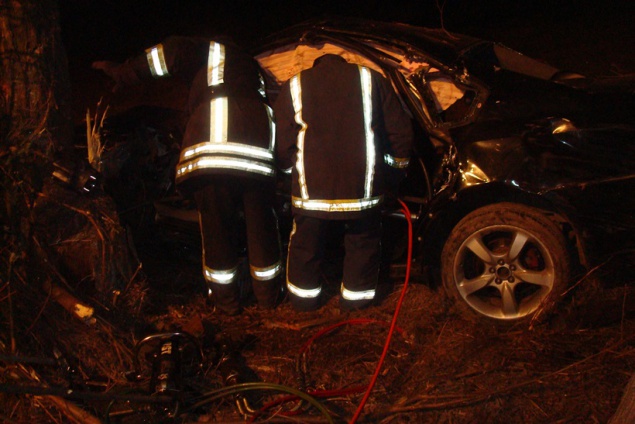 Спасатели на Киевщине “вырезали” из покореженного автомобиля троих погибших в ДТП