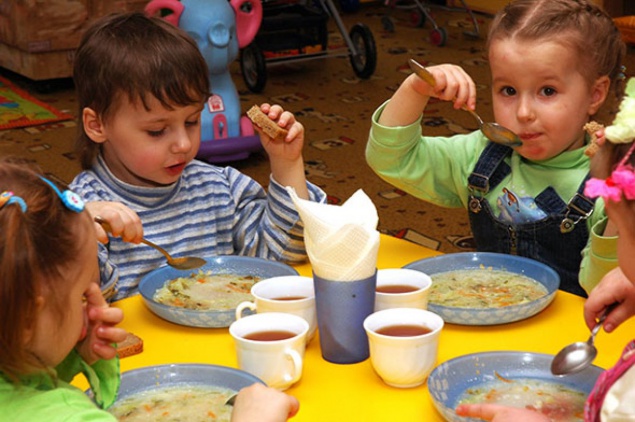 В школах и детсадах Киева подорожает питание