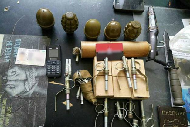 Полиция киевского метро изъяла у 22-летнего парня арсенал боеприпасов