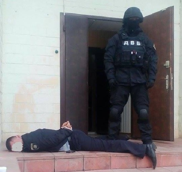 На Киевщине полицейские торговали оружием (фото)