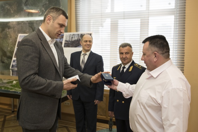 Кличко наградил бдительного сотрудника столичной подземки