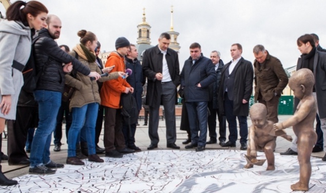 На Почтовой площади установят контактные скульптуры основателей Киева, пускающих бумажные кораблики (фото)