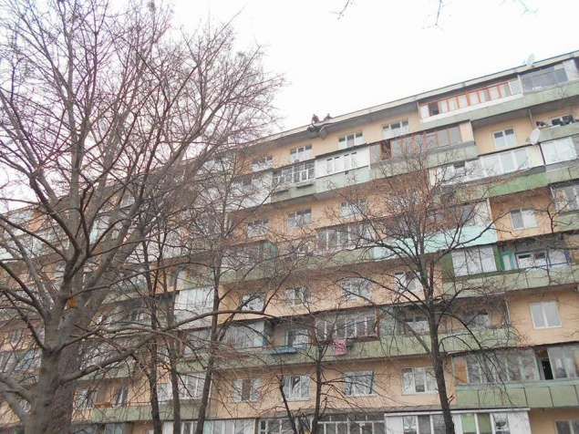 Спасатели Киева демонтировали аварийную бетонную плиту с крыши многоэтажки (фото)