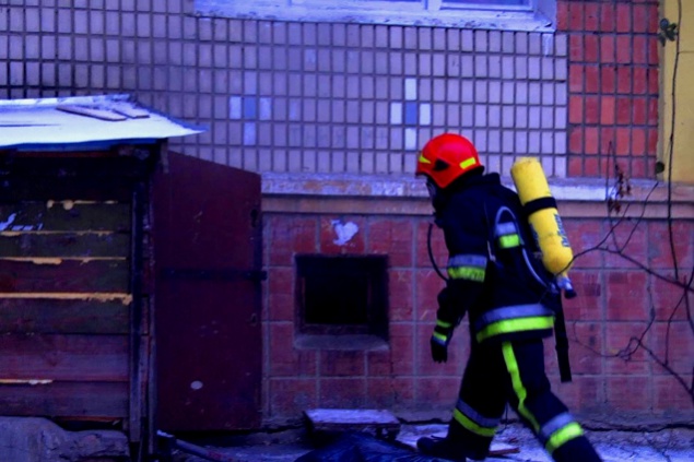 Спасатели на Киевщине боролись с дымящимся мусором в подвале пятиэтажки