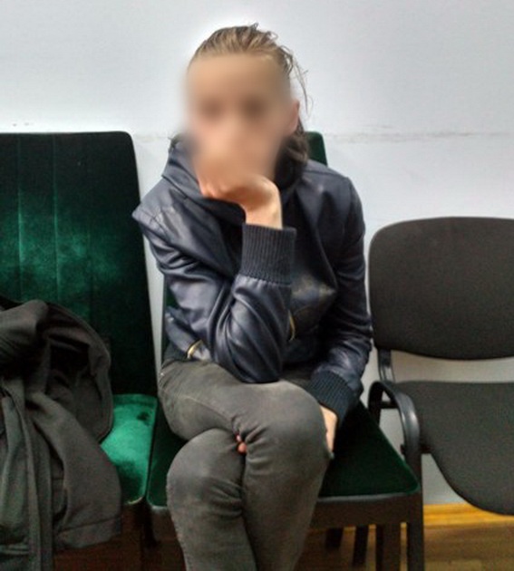 Правоохранители Киева задержали мать, бросившую ночью на улице двух маленьких детей (фото)