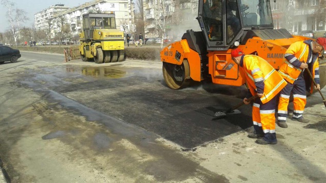Пока погода позволяет, киевские дорожники усиленно латают ямы и чистят ливневки (фото)