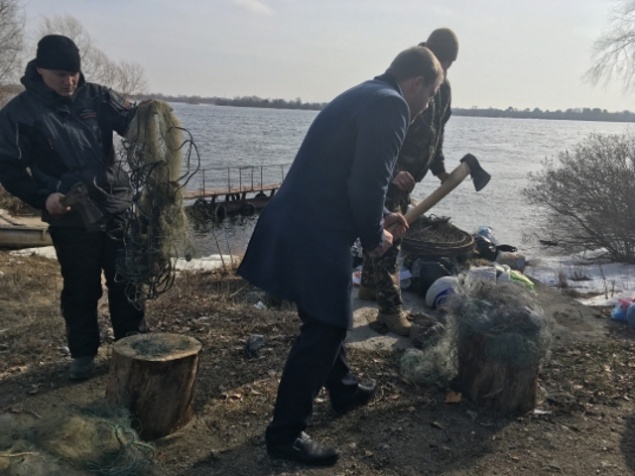 Рыбоохранный патруль в Киеве изрубил топорами 10 километров браконьерских сетей (фото)