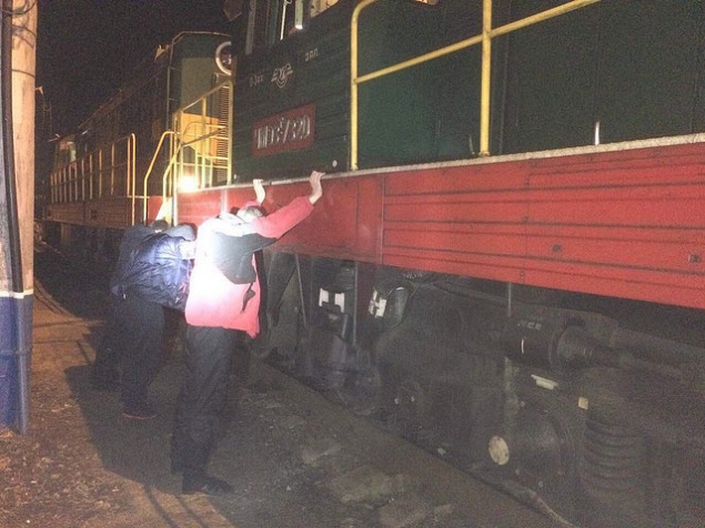 Две тонны дизтоплива в день крали на железной дороге в Киеве (фото)