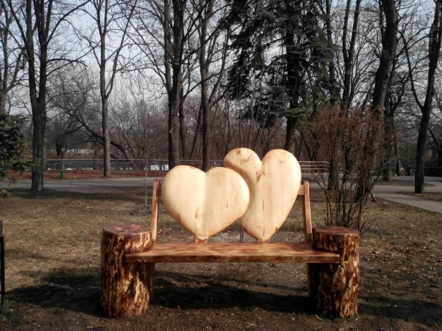 В Куреневском парке появилась “сердечная” лавочка (фото)