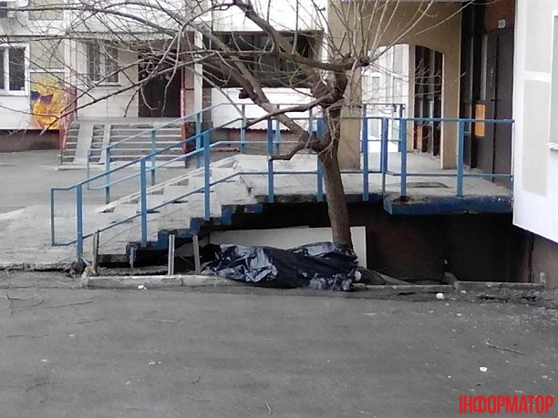 Женщина выпала из окна киевской многоэтажки на Оболони