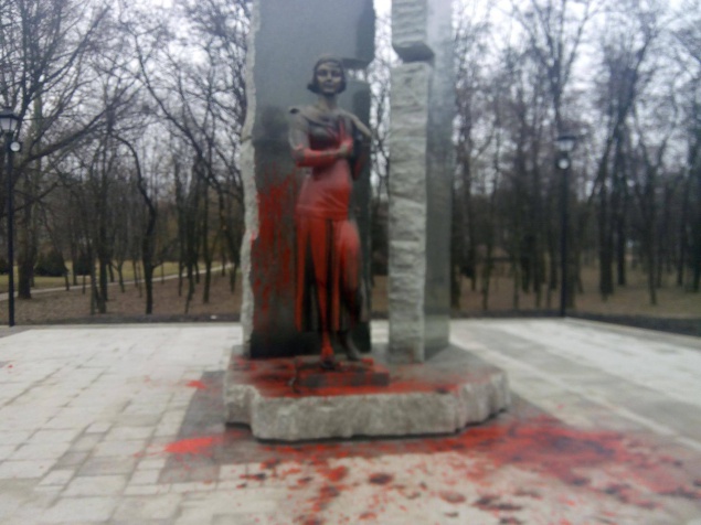 Вандалы облили красной краской памятник Елене Телиге в Киеве