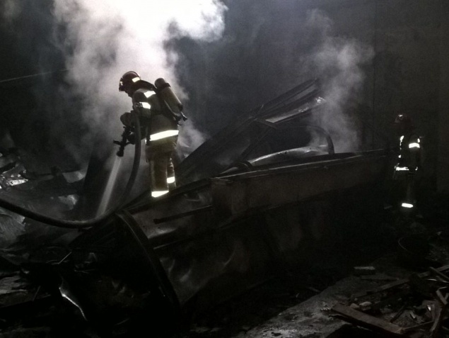 В Киеве горел завод на проспекте Победы (фото)