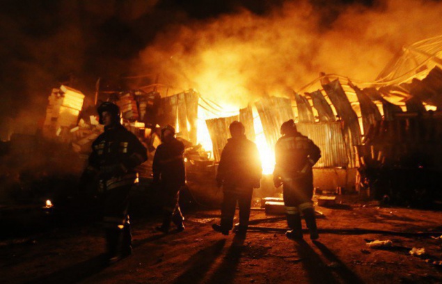 Ночью на Берковецком кладбище в Киеве больше часа горел мусор