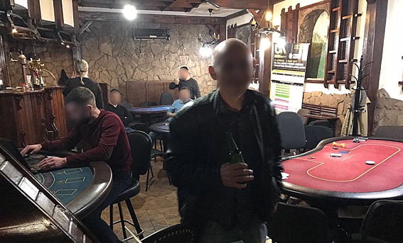 Столичная полиция случайно помешала покерному турниру (фото)