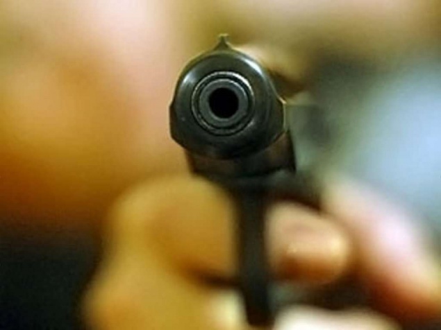 В столице парень решил похвастаться отцовским пистолетом и случайно выстрелил в свою девушку