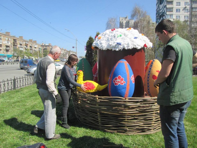 В Святошинском районе коммунальщики установили гигантскую Пасхальную корзинку (фото)
