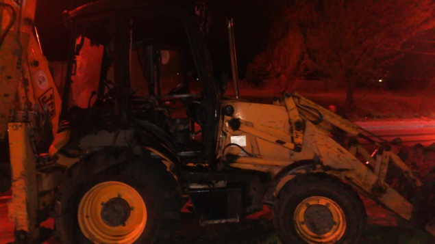 Ночью в Киеве по неизвестным причинам загорелся трактор