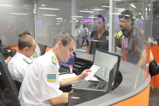 Пограничники в аэропорту “Борисполь” вернули домой иранца с поддельным паспортом