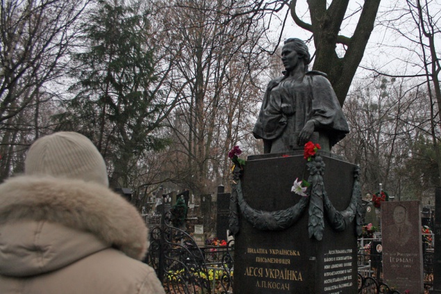 В Киеве обокрали могилу Леси Украинки