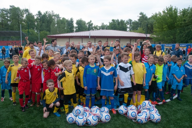 На День Киева в Гидропарке открыли два футбольных поля для детей