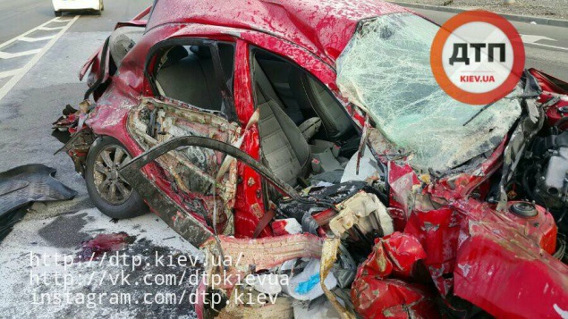 В трагической аварии на проспекте Победы в Киеве водитель погиб, пассажир лишился руки (фото)